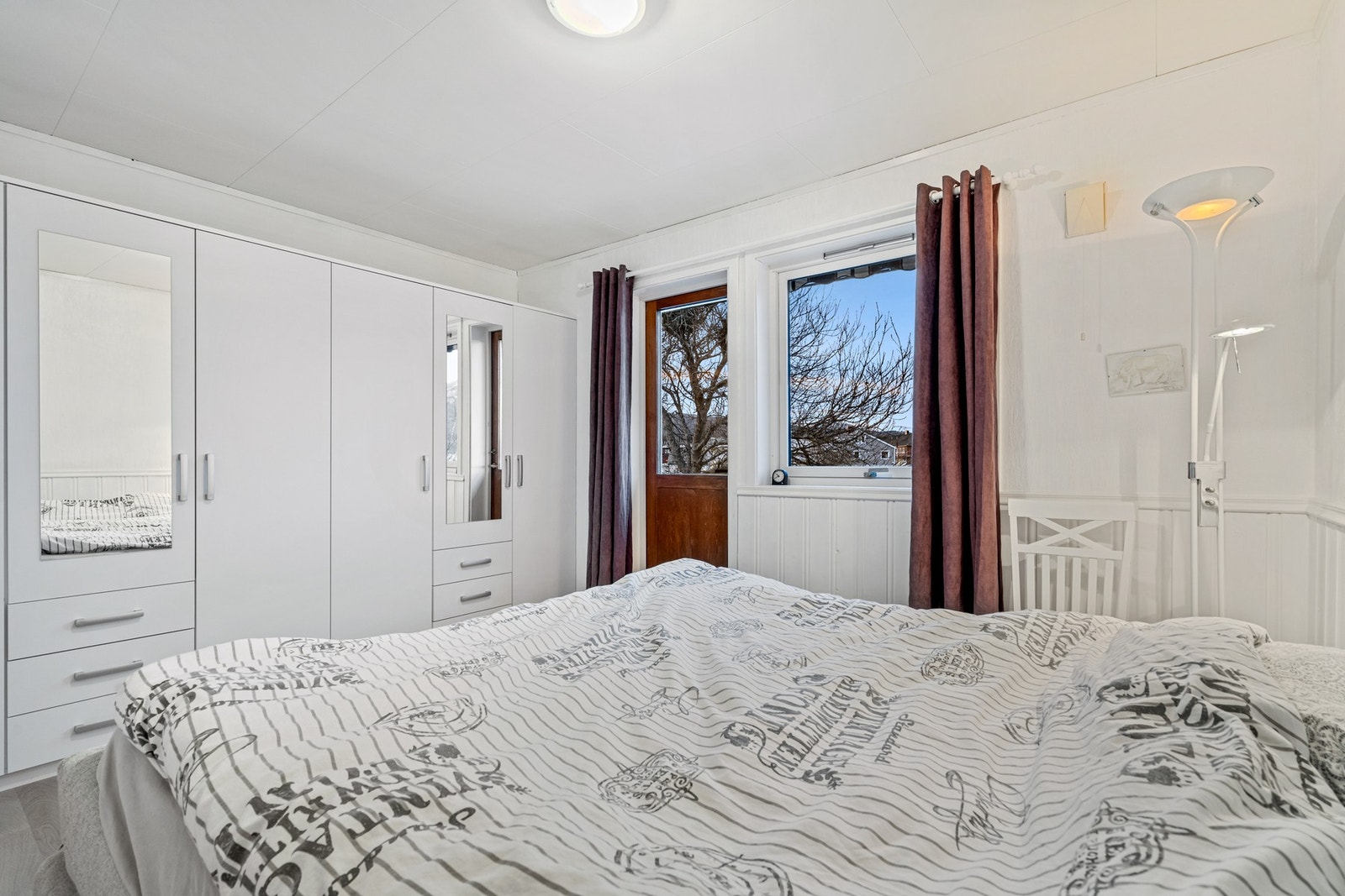 Det er stort garderobeskap og det er utgang til balkong Galleribilde