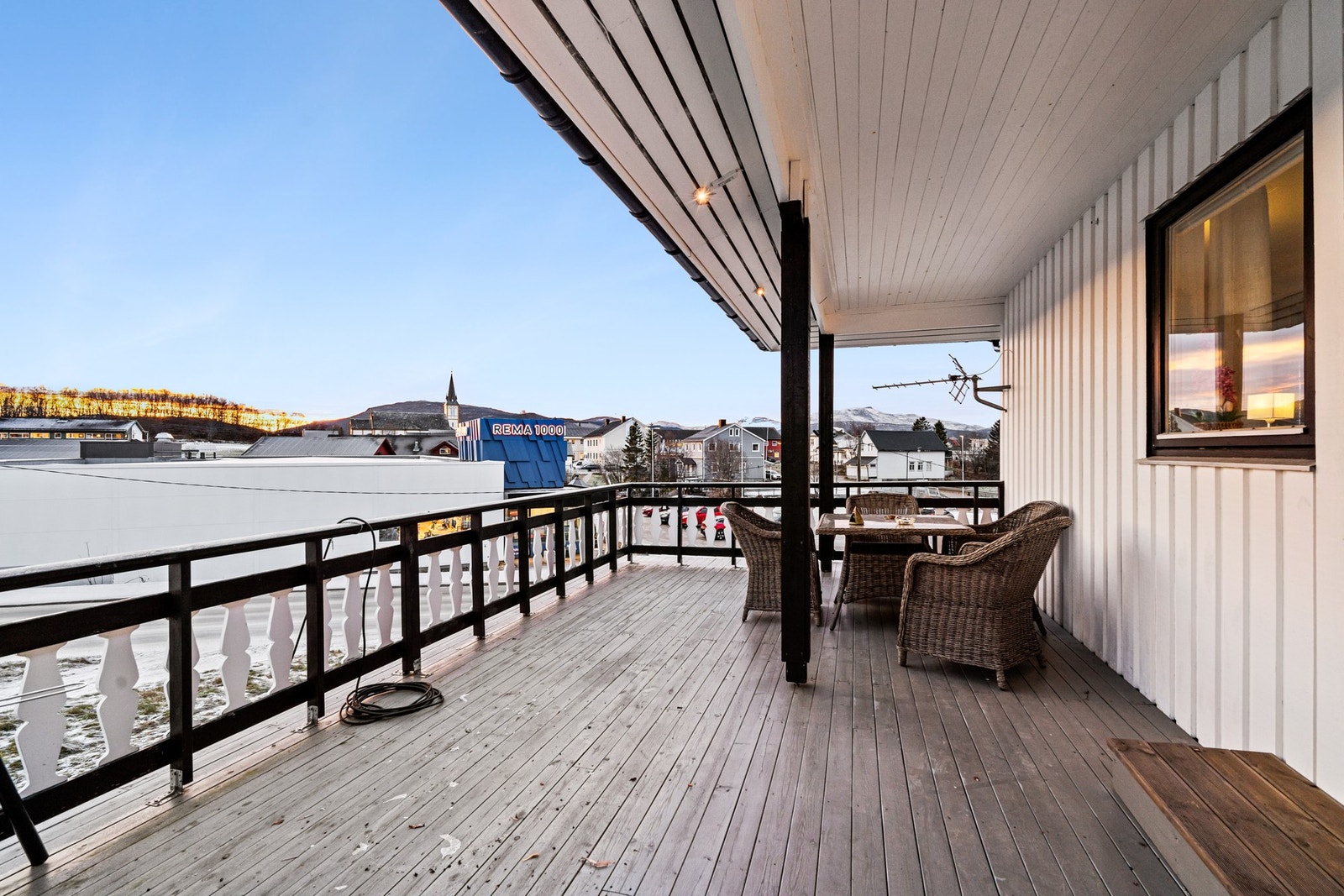 Praktisk at veranda/terrasse er etablert mot sør over garasjen - delvis overbygd Galleribilde