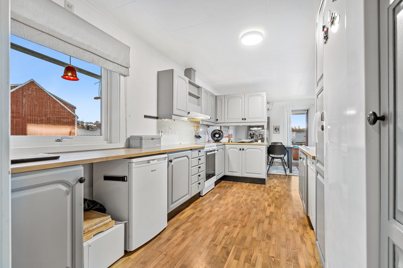 Romslig kjøkken med god arbeidsplass Galleribilde