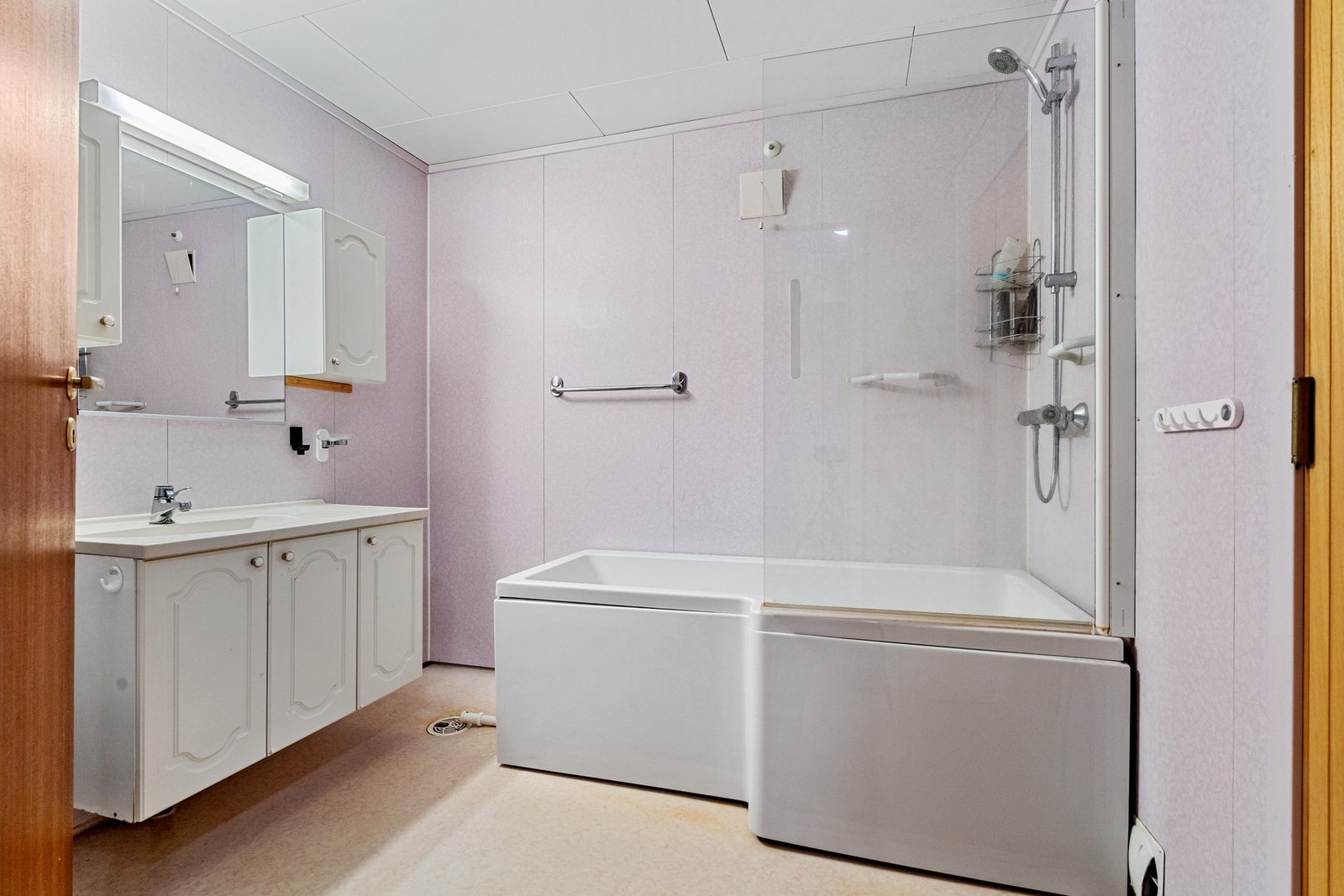 Romslig baderomsinnredning Galleribilde