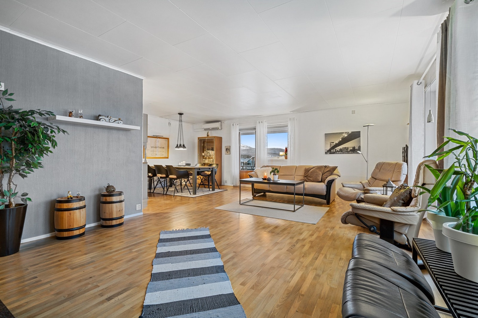 Det er gode møbleringsmuligheter i stua Galleribilde