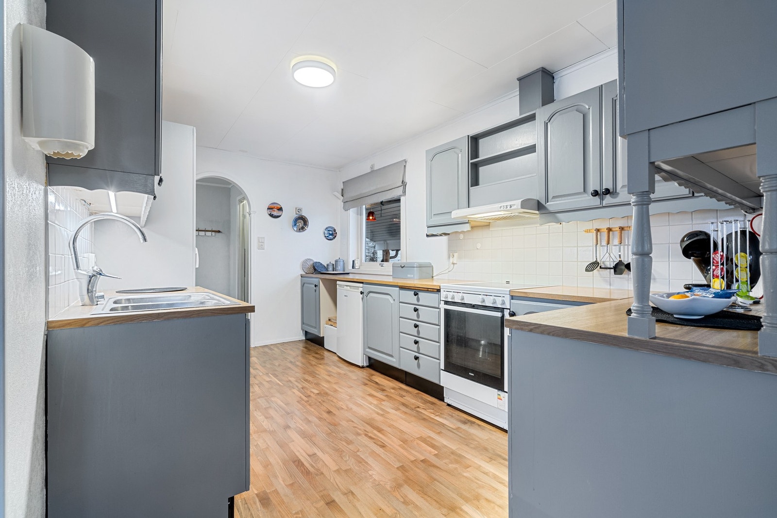 Kjøkkenet har barløsning mot spiseplass Galleribilde