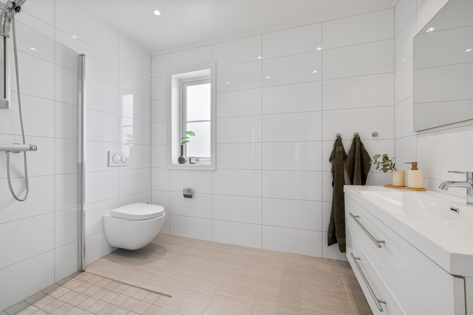 Moderne og inviterende bad i begge etasjer er i det daglige like praktisk som bekvemmelig. Galleribilde