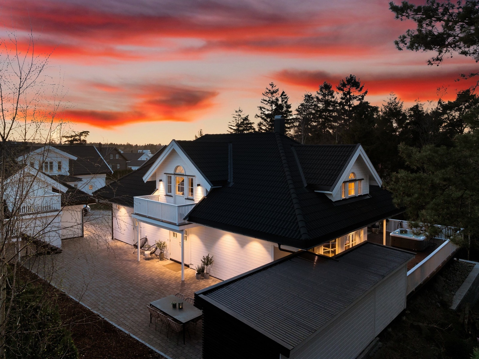 Omfangsrike utearealer er anlagt rundt hele boligen, deriblant terrasse på over 150 kvm. Galleribilde