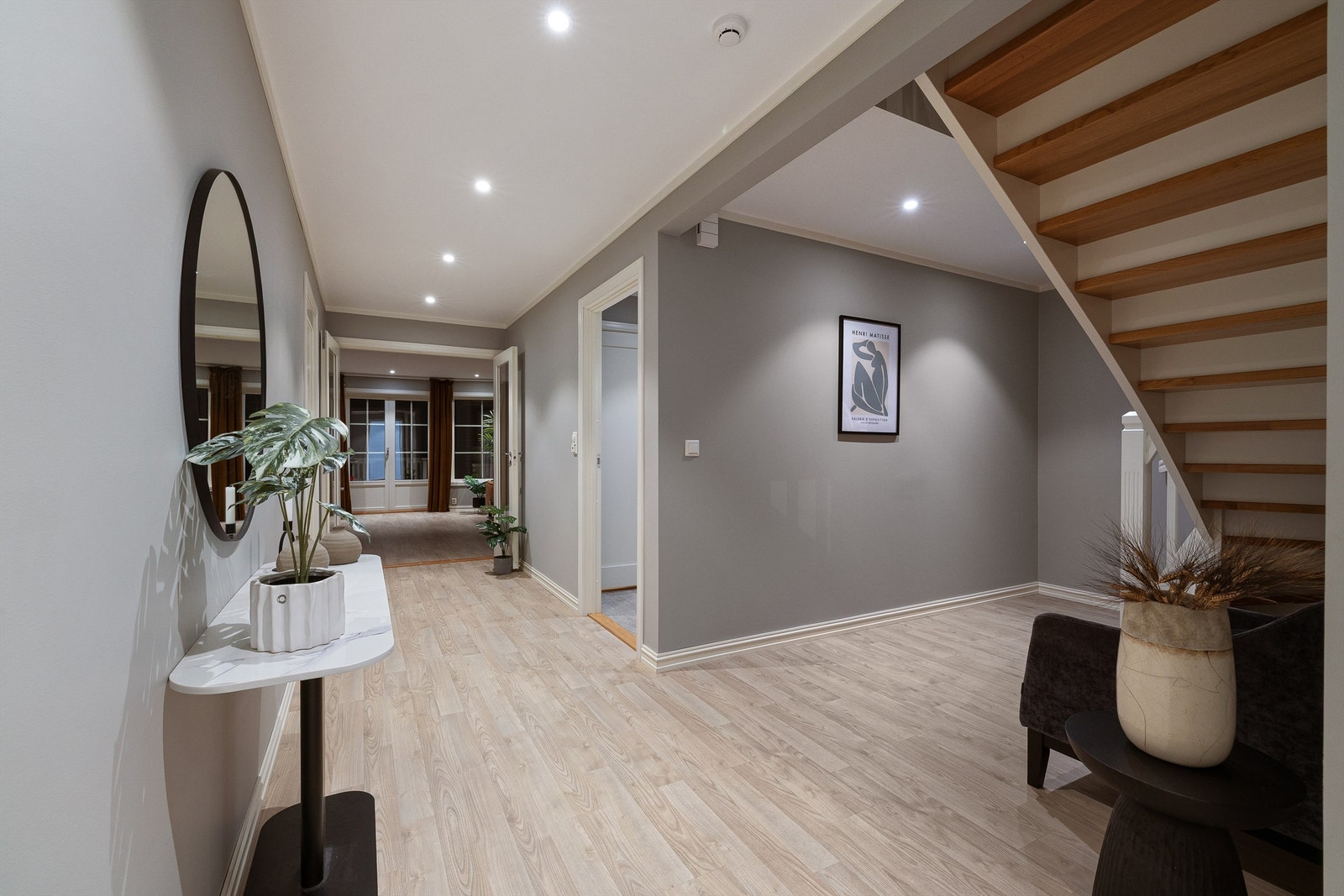 Både stuen og kjøkkenet kan lukkes av mot gangen - stuen med lekre fløydører i glass. Galleribilde