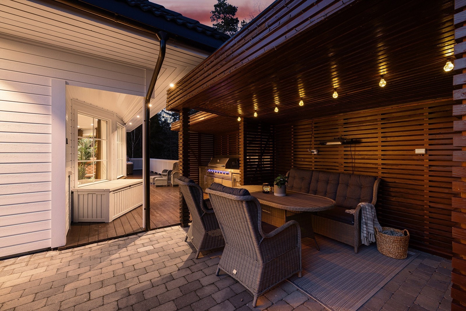 Under spiletaket er det lunt og hyggelig å sitte ute på lyse sommerkvelder. Varmelampe høyner trivselsgraden ytterligere. Galleribilde