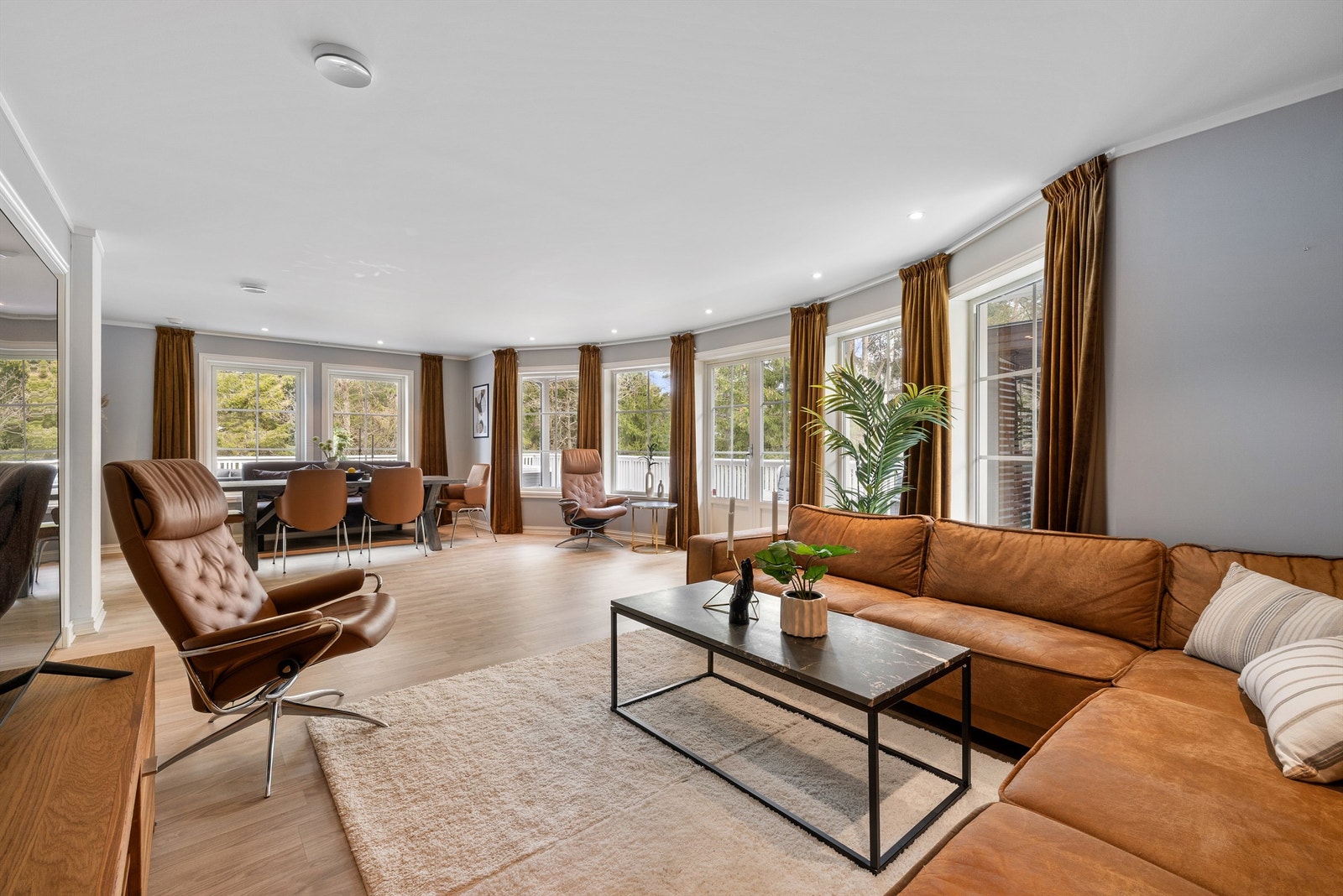 Omgitt av skog og naturlig terreng er stuen helt uten innsyn. Galleribilde