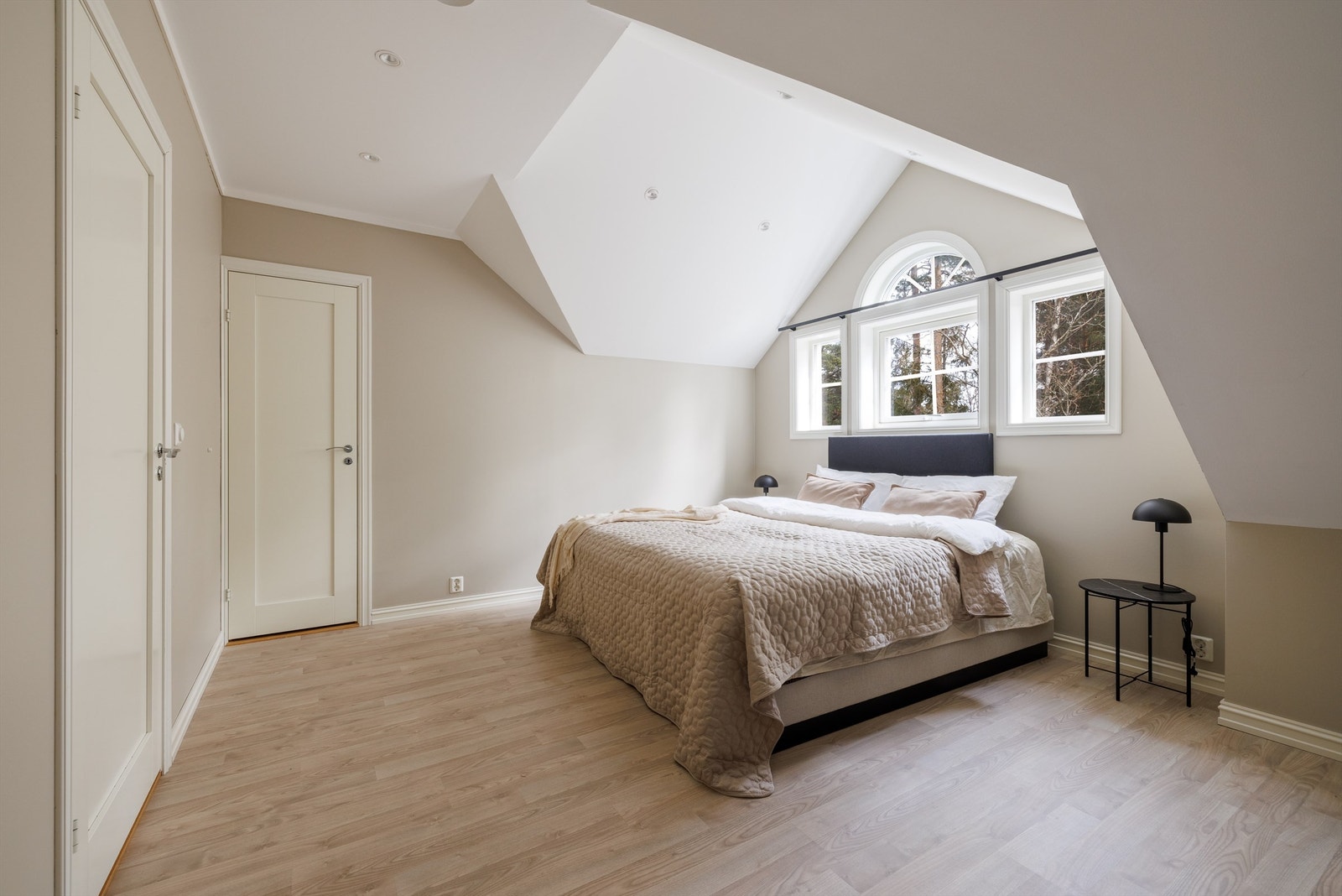 Spotter som kan dimmes er innfelt også i soverommenes himlinger. Galleribilde