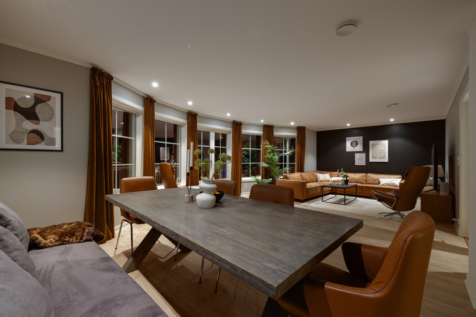 Store sosiale rom i både første og andre etasje gir familien mye plass til felles opphold. Galleribilde