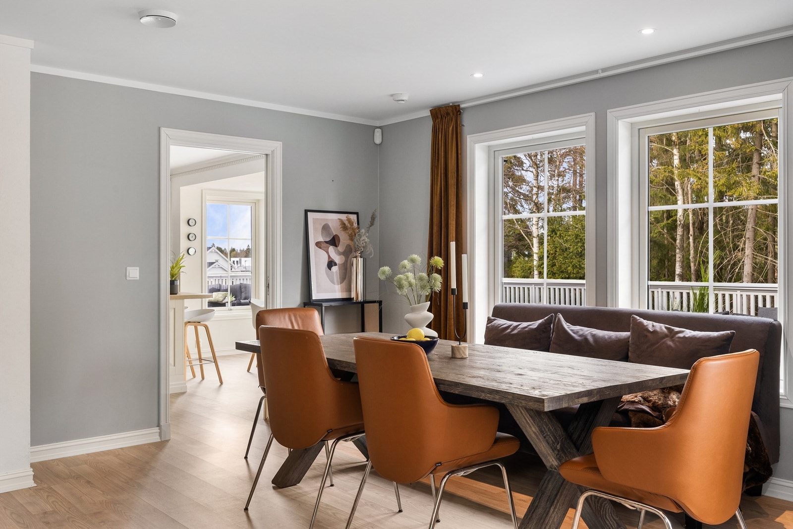 Skyvedør avskjermer stuen fra kjøkkenet og gir en effektiv romdeling når det er ønskelig å skape to adskilte sosiale soner. Galleribilde