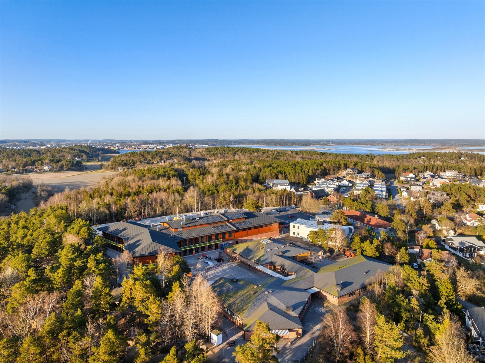 Både barnehage og barneskole er lett tilgjengelig i nabolaget. Galleribilde