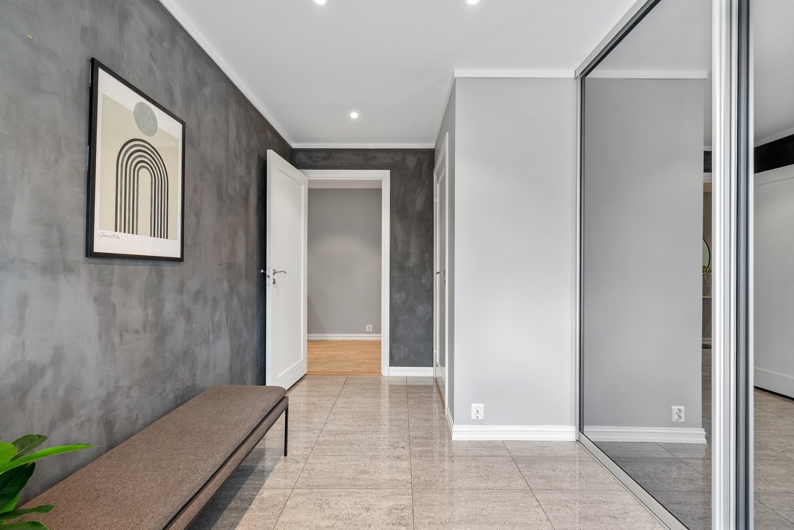 Skyvedørsgarderobe med heldekkende speil oppbevarer sko og yttertøy ute av syne, men likevel lett tilgjengelig i entreen. Galleribilde