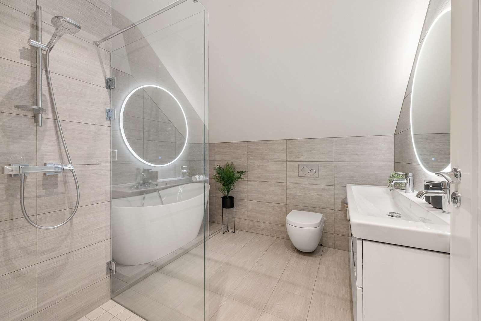 Like fliser på gulv og vegger fremmer visuell hellet. Gulvet har naturligvis også varme. Galleribilde