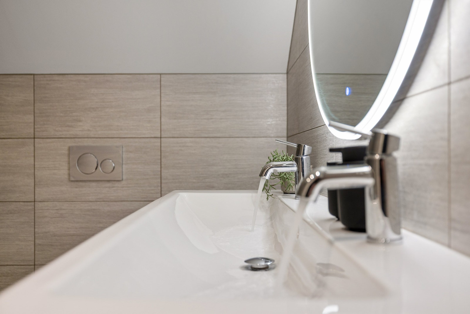 Dobbel servant gjør det praktisk mulig for to personer å benytte badet samtidig. Galleribilde