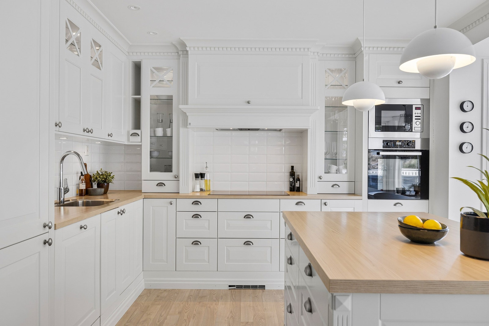 Kjøkkeninnredningen er fra kvalitetsprodusenten Sigdal og foruten sin rent praktiske funksjon også et stort iøynefallende møbel. Galleribilde