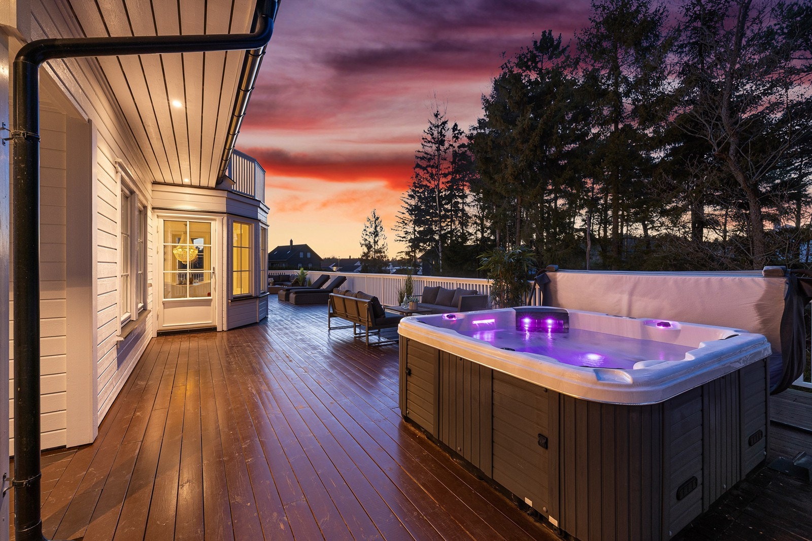 Med et stort areal utomhus følger muligheten for mange sittegrupper og sammenkomster under åpen himmel når været tillater. Galleribilde