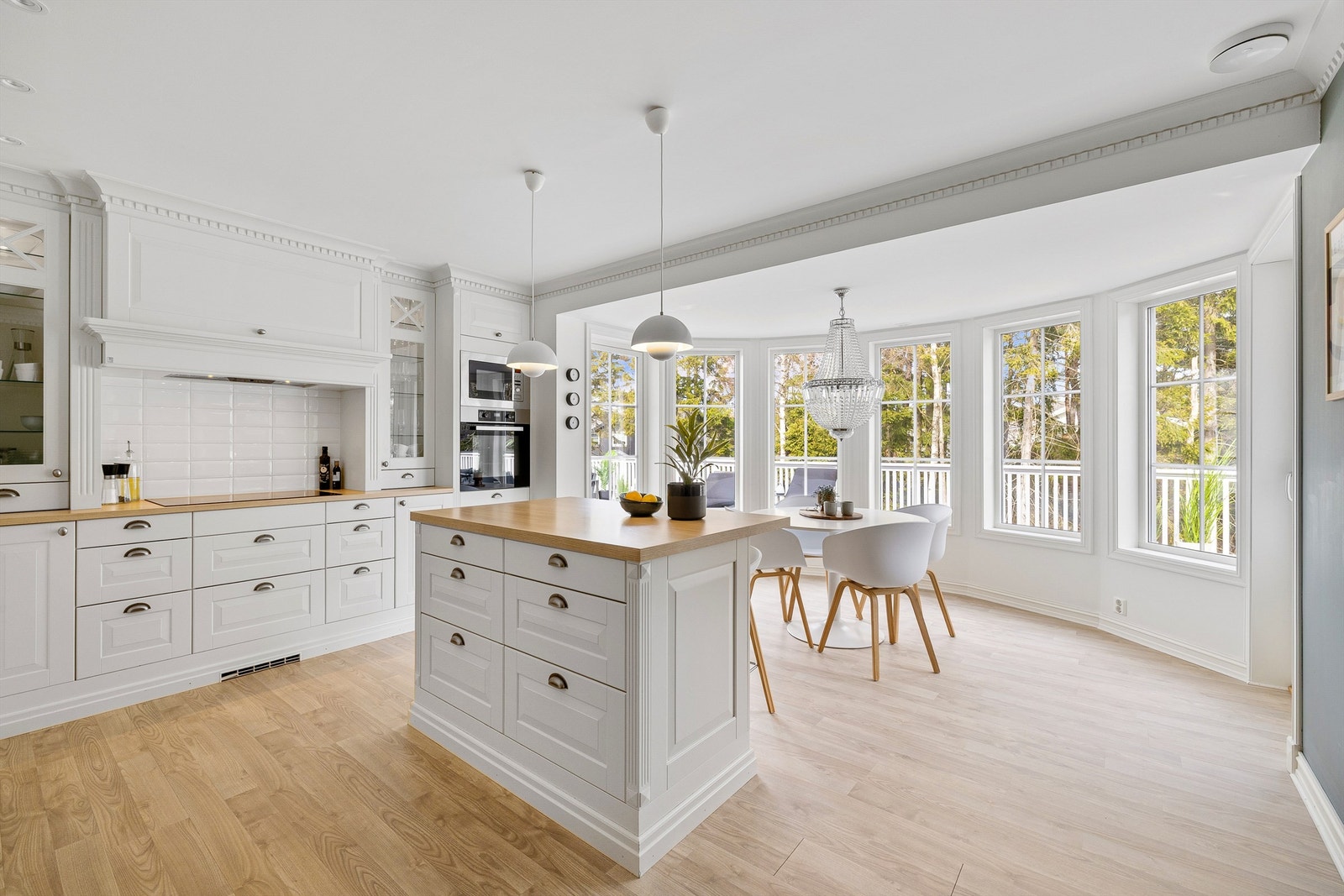 Med plass til både matlaging og måltider i ett og samme rom er dette et fullkomment familiekjøkken. Galleribilde