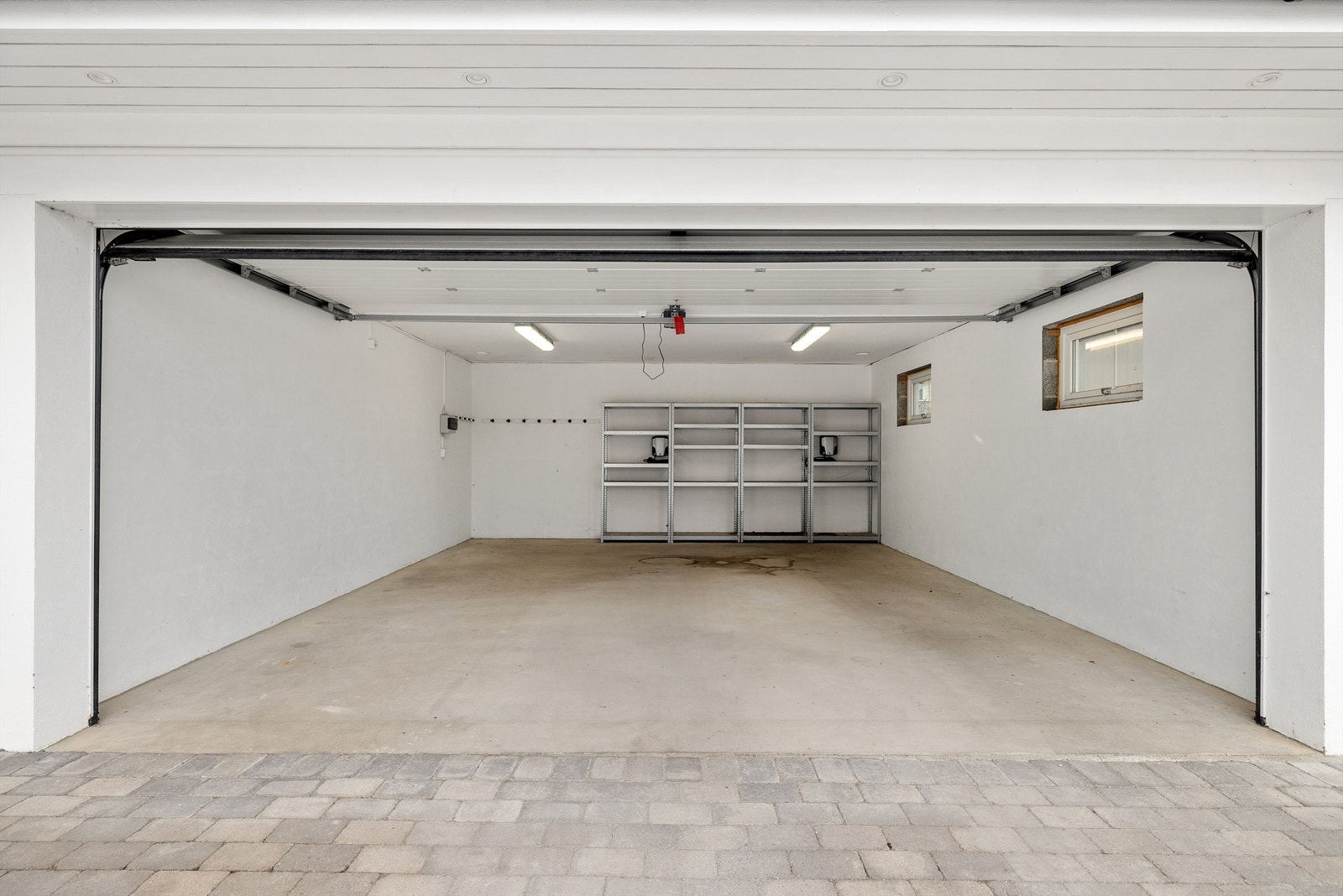 2x lader til EL-bil er montert innerst i garasjen. Galleribilde