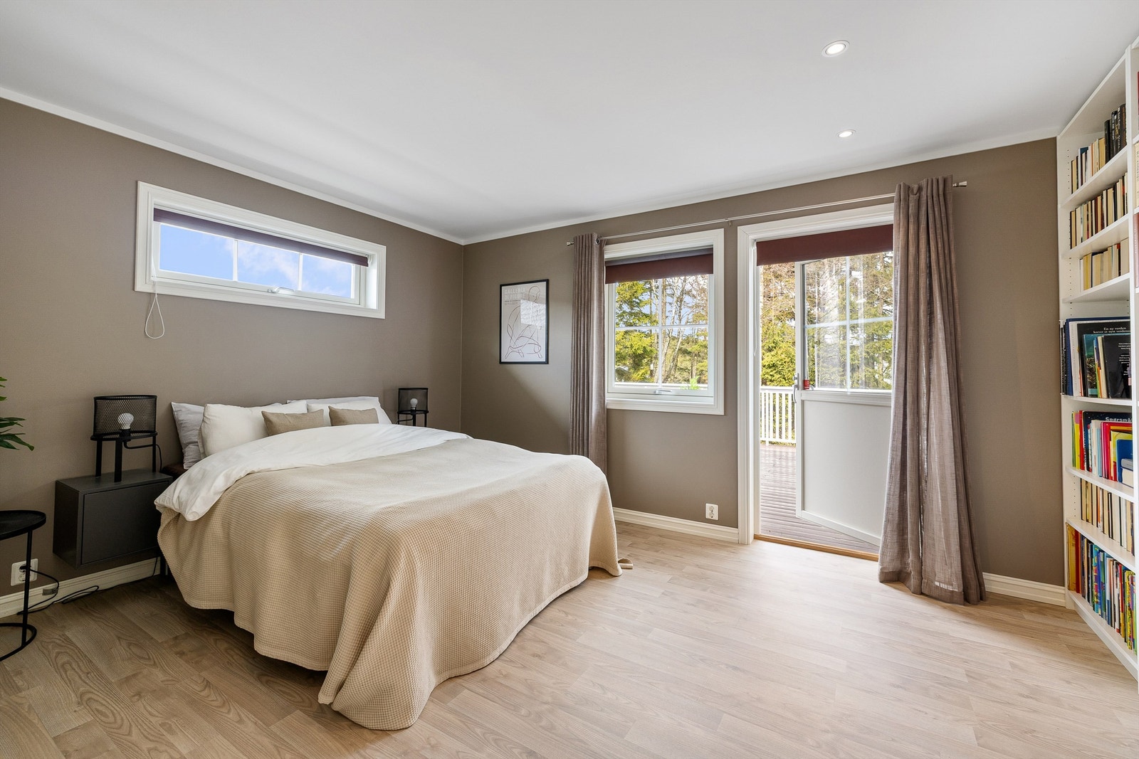 Boligens fire soverom er alle utpreget store, dette på ca. 15 kvm. Galleribilde