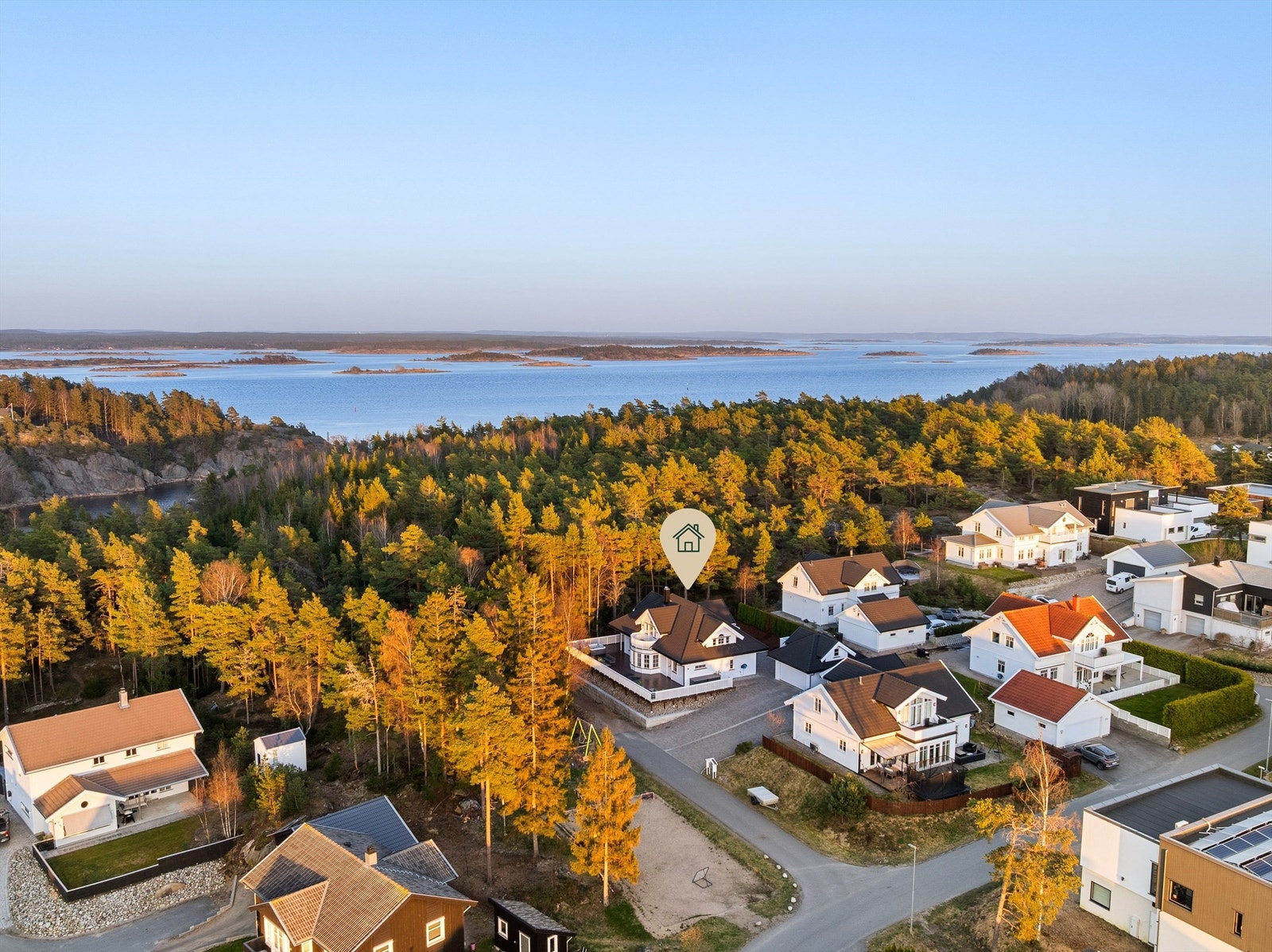 På det unge boligfeltet Lunde er denne eiendommen beliggende spesielt attraktivt; tilbaketrukket og usjenert inntil skogkanten. Galleribilde