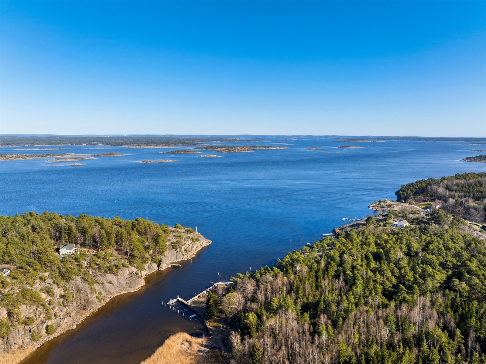 Ned til vannkanten og svaberget er det kun få hundre meter å gå gjennom skogen, på sti rett foran boligen. Galleribilde