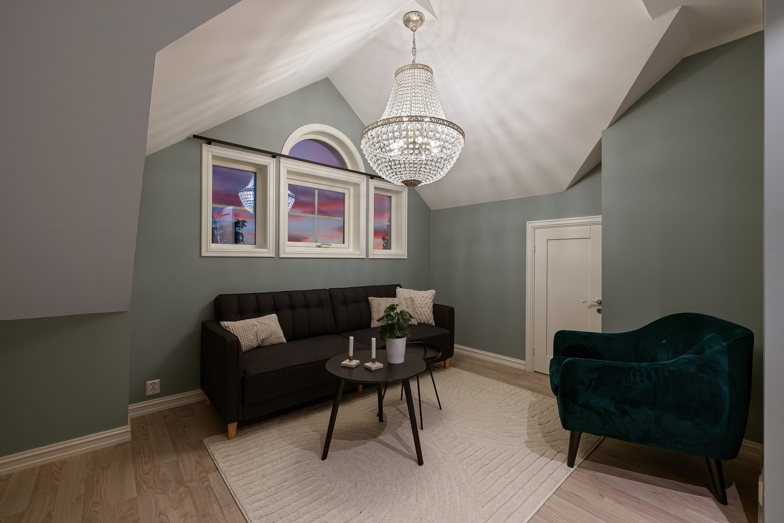 Med nesten 16 kvm. gulvflate er dette et utmerket ungdomsrom - på motsatt side av etasjen i forhold til hovedsoverommet. Galleribilde