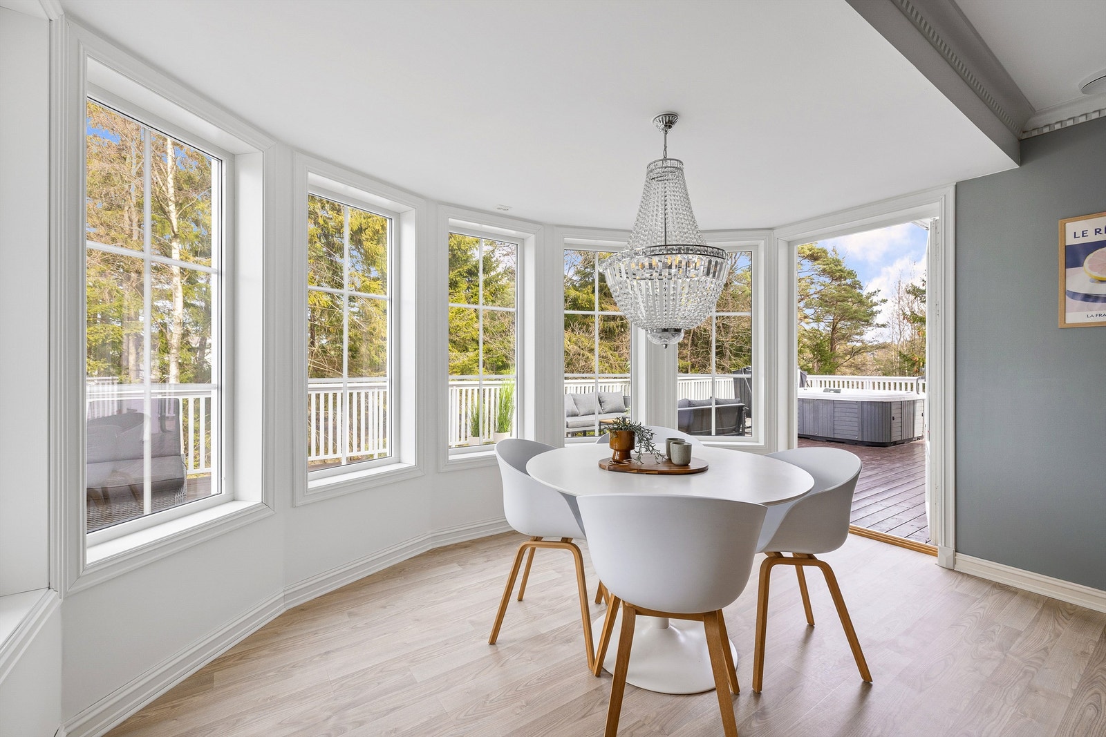 Terrassedør på kjøkkenet gjør det svært enkelt å ta med mat og forfriskninger utendørs. Galleribilde