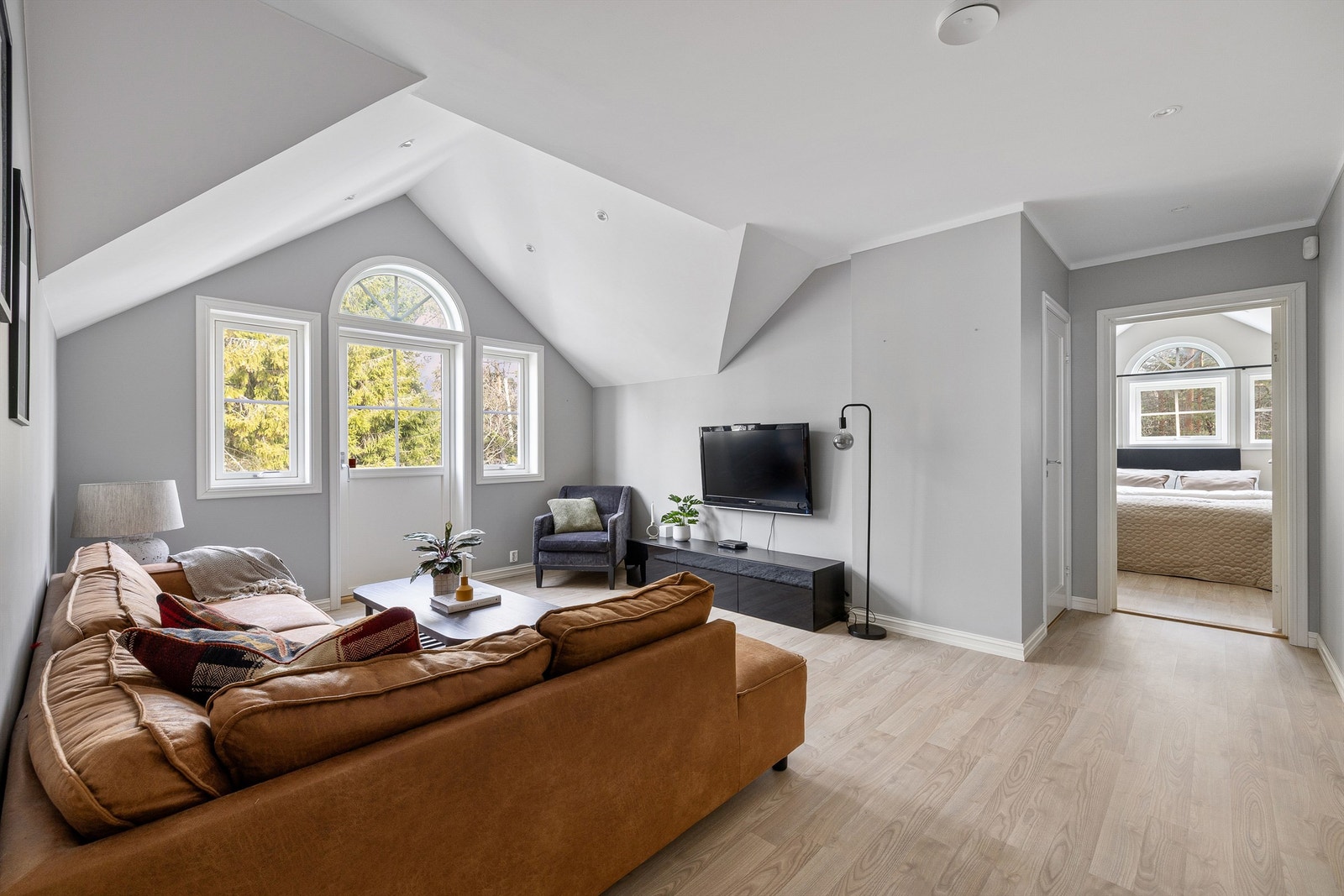 For filmer, serier og TV-spill er den romslige stuen i andre etasje velegnet. Galleribilde