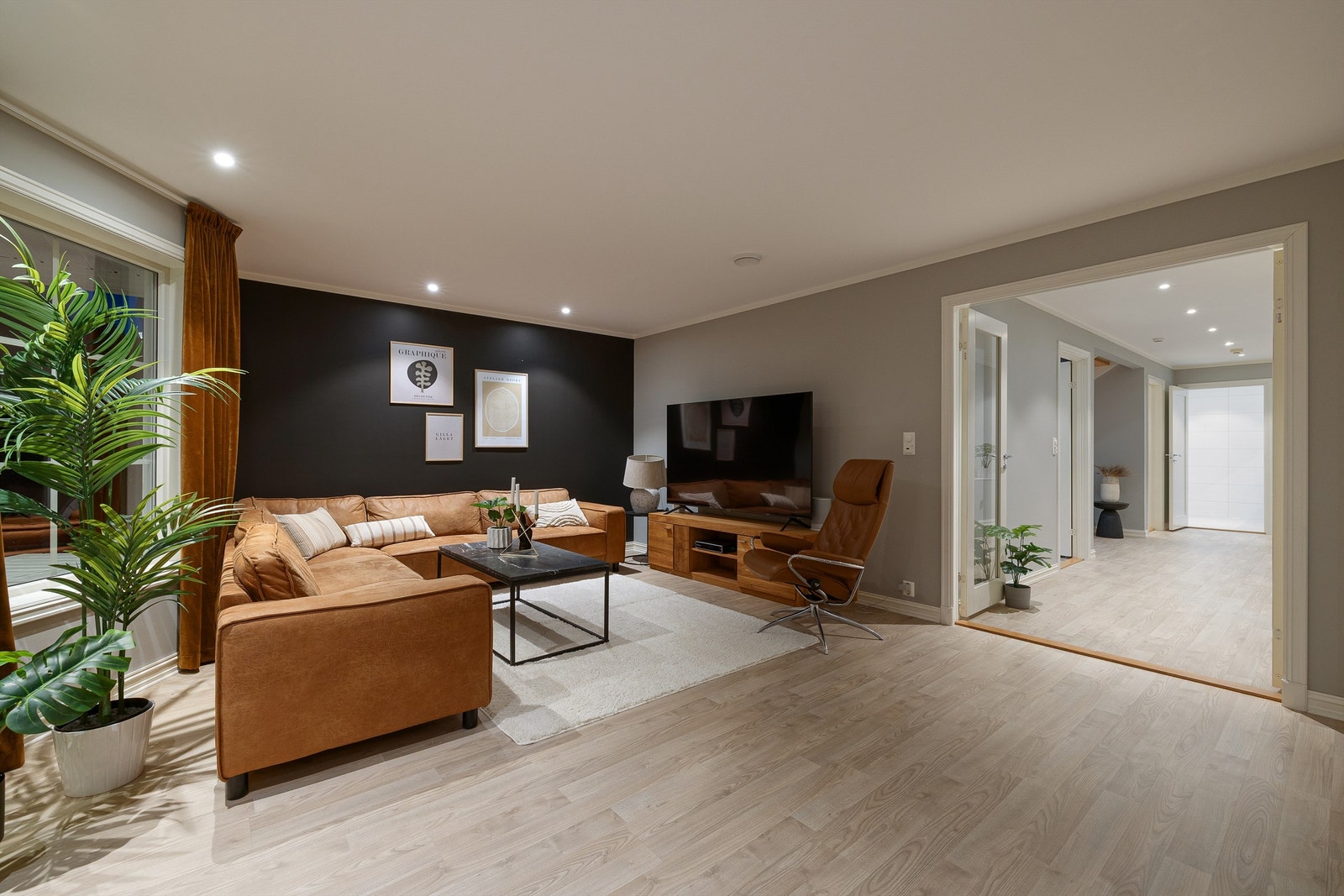 Boligen ble oppført med moderne teknisk standard for byggeåret, inkludert gulvvarme i hele første etasje. Galleribilde