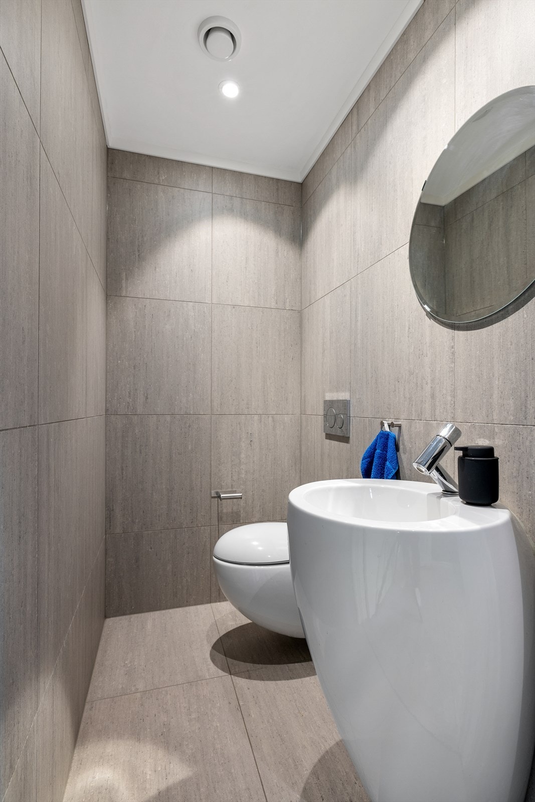 Toalettrom med designpreget innredning er lett tilgjengelig for besøkende - rett fra entreen. Galleribilde