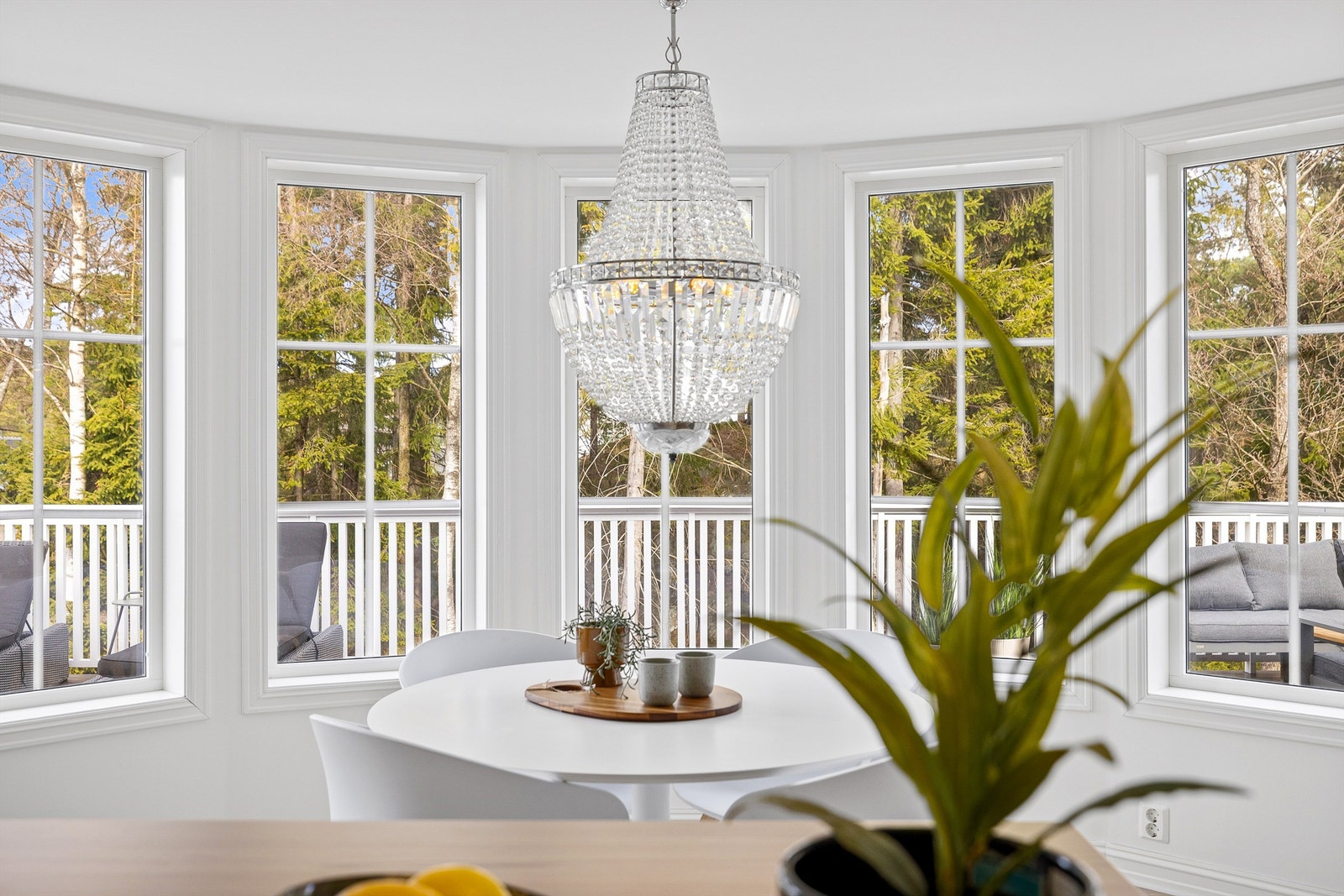 Buen av vertikalstilte vinduer slipper inn mye naturlig lys til kjøkkenet. Galleribilde