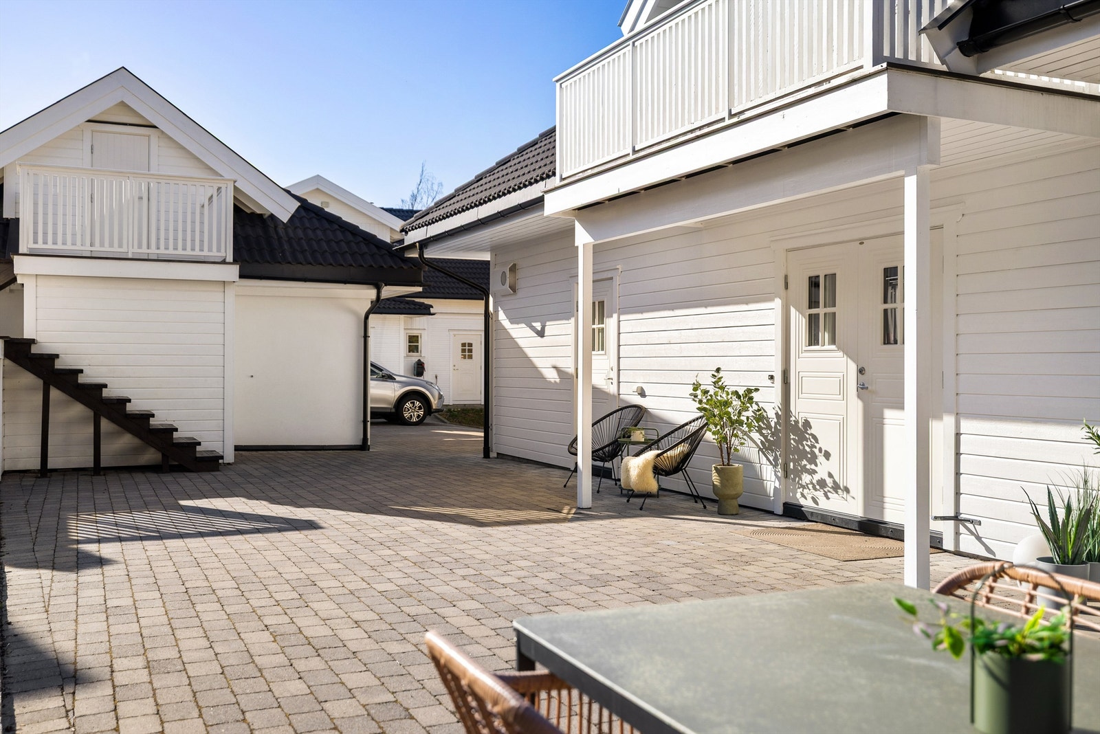 Stor dobbelgarasje med innredet rom over er lett tilgjengelig fra gårdsplassen. Galleribilde