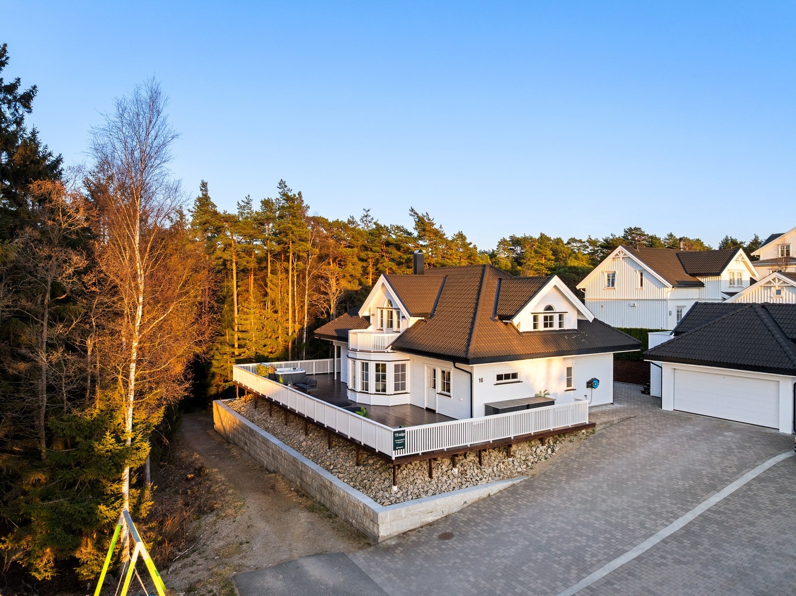 Oppkjørselen og gangarealene er helhetlig utført med belegningsstein og granitt kantstein. Galleribilde