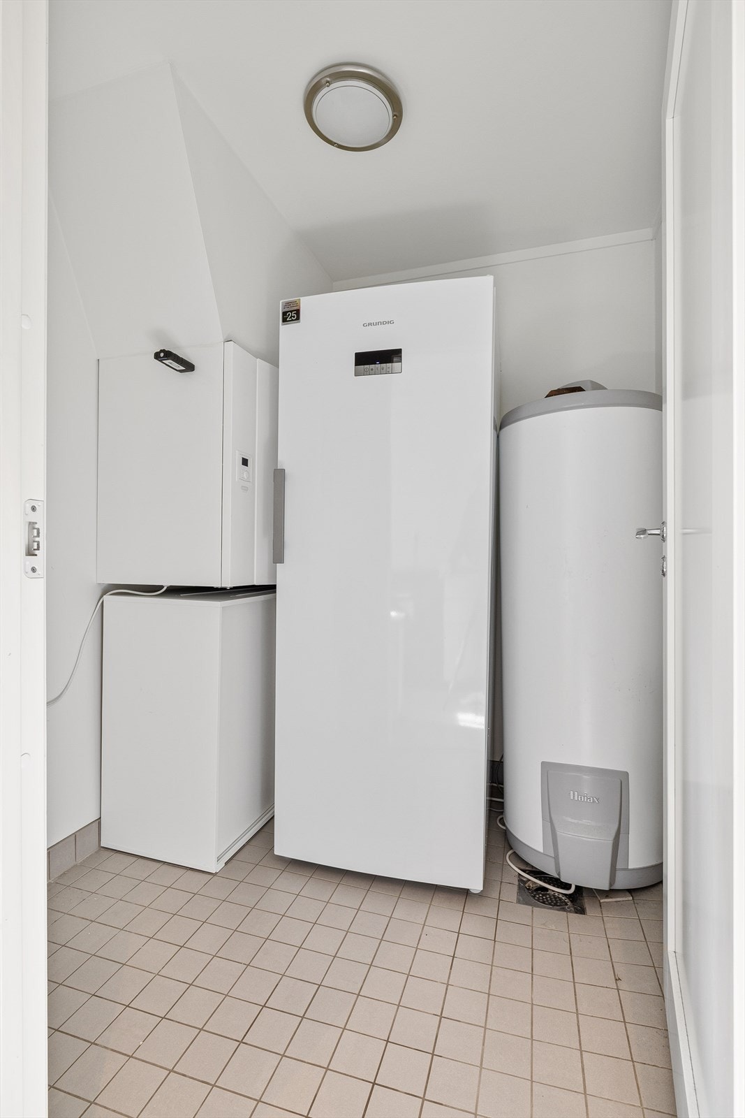 Bod/teknisk rom tilknyttet vaskerommet har også plass til ekstra kjøle-/fryseskap. Galleribilde