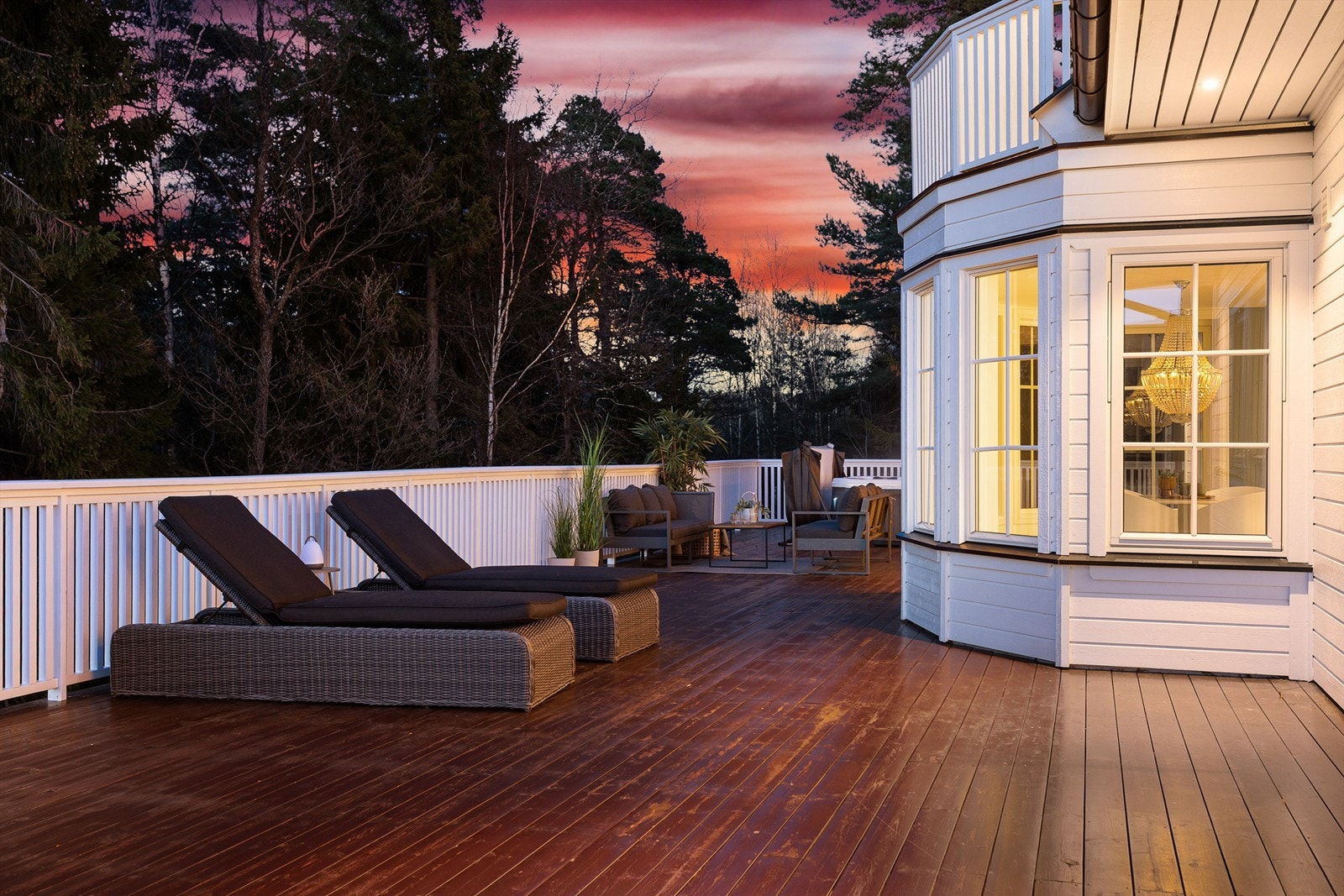 Spotter innfelt i gesimskasser lyssetter fasaden effektfullt. Galleribilde