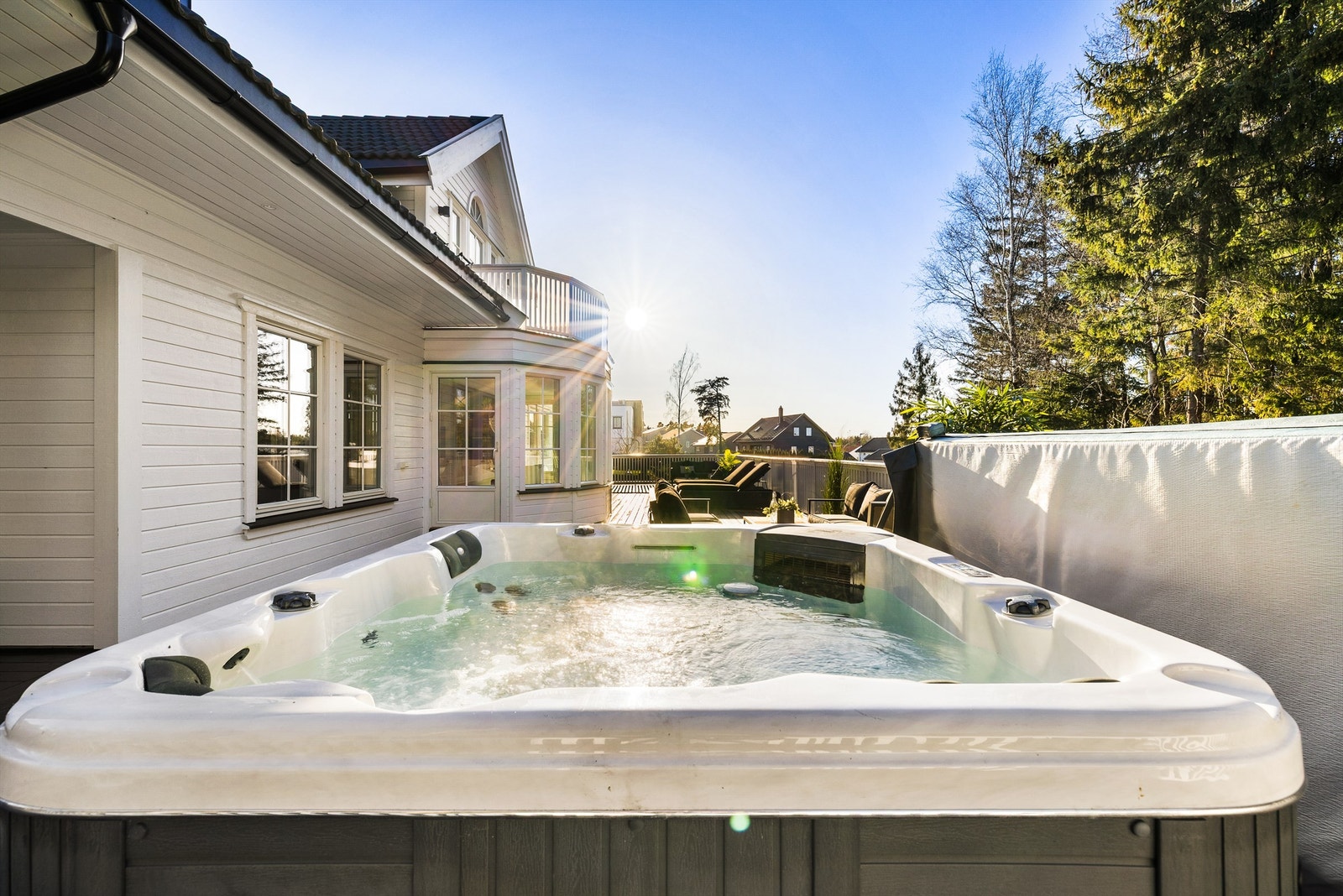 Massasjebad er installert på terrassens hjørne, der solen titter inn utpå ettermiddagene fra vår til høst. Galleribilde