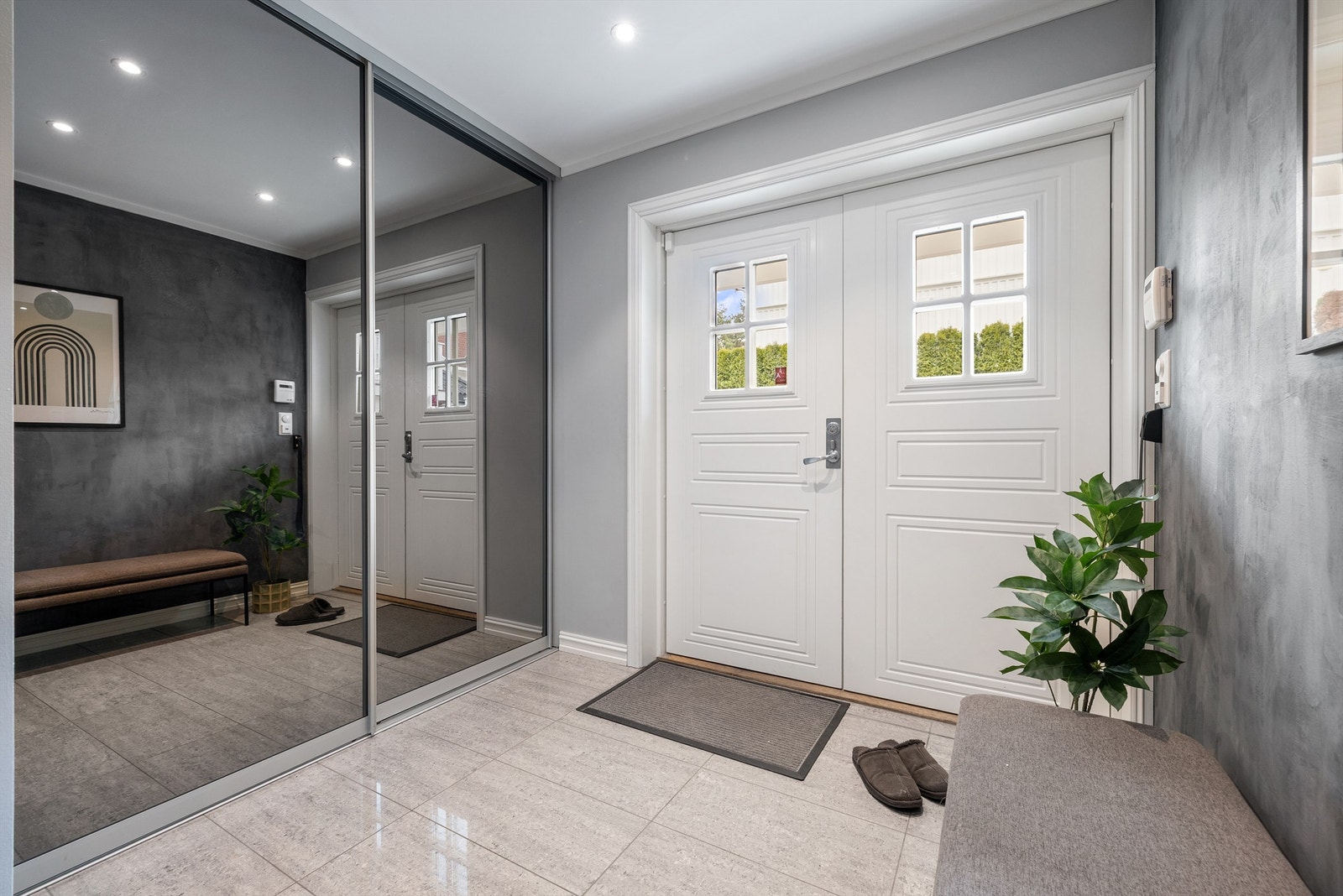 To-fløyet inngangsdør gjør det enkelt å trille barnevognen inn i den romslige entreen. Galleribilde