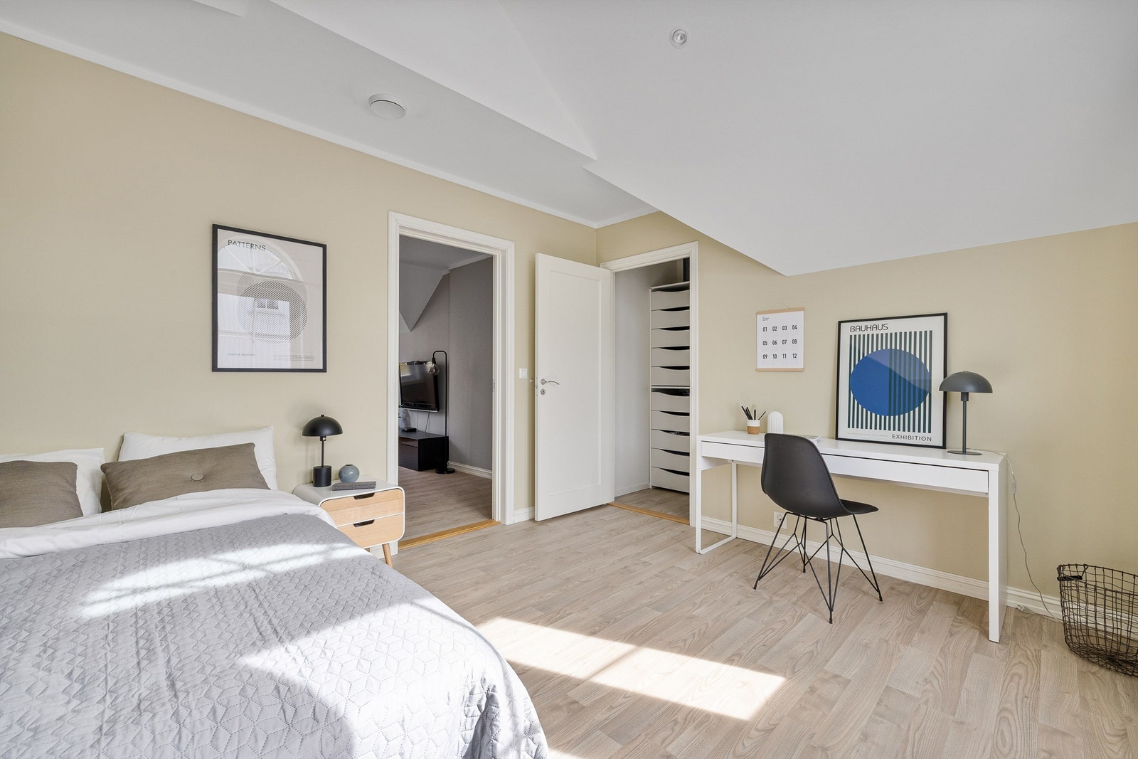 Klesbod/walk-in closet er tilknyttet alle etasjens soverom. Galleribilde