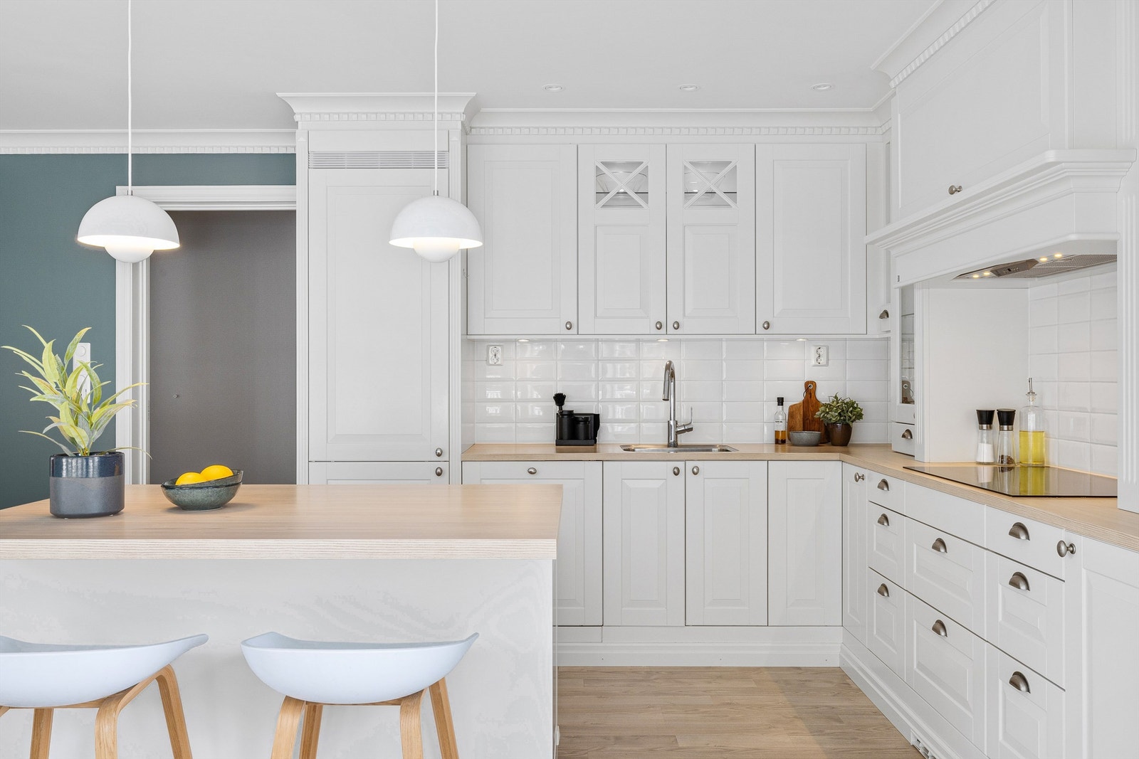 Mange oppbevaringsmuligheter kombinert med store arbeids- og avlastningsflater gjør kjøkkenet svært praktisk i daglig bruk. Galleribilde