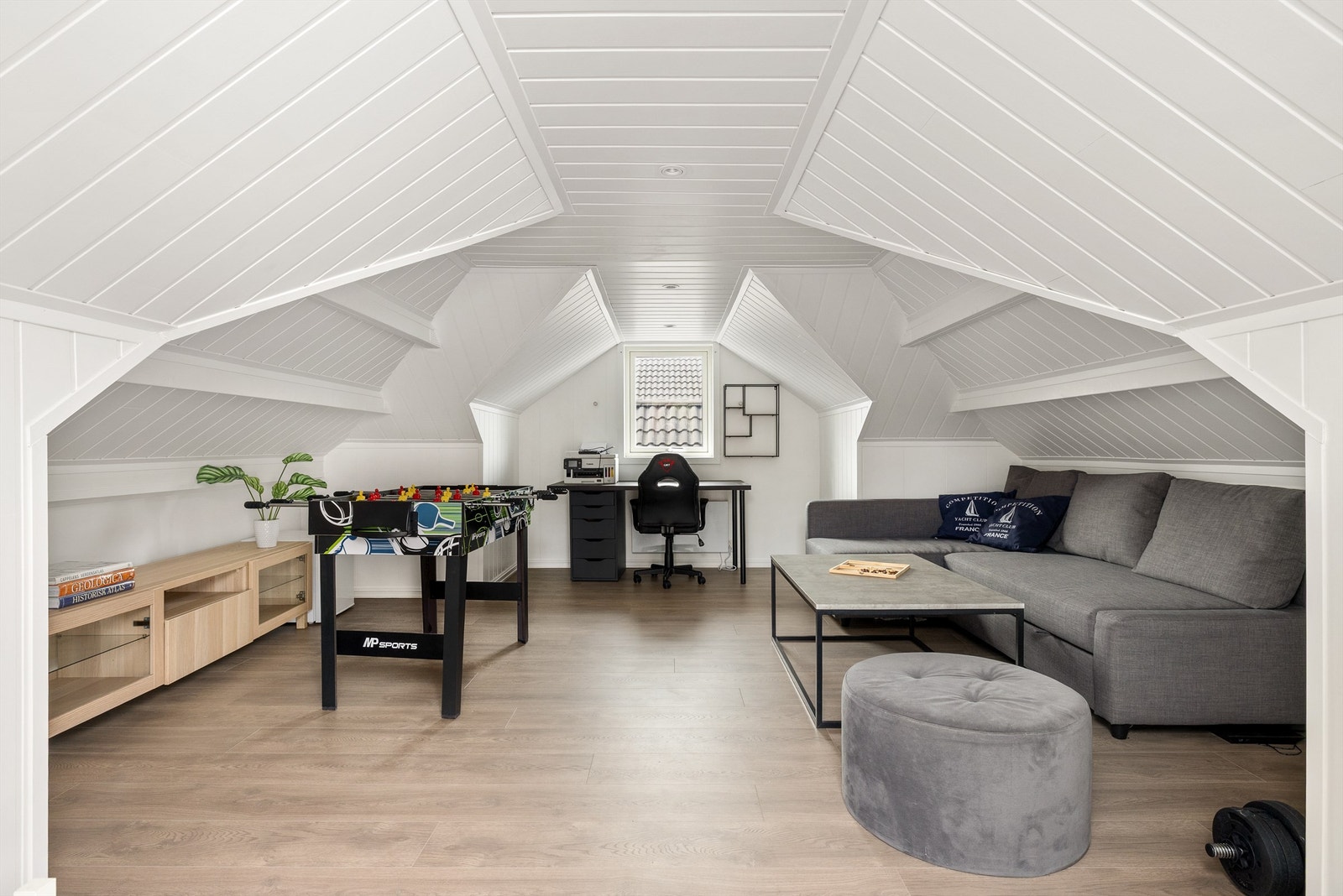 Garasjeloftet er byggemeldt som lager og tilfredsstiller ikke krav til varig opphold, men brukes i dag som kontor og lekerom. Bruksendring er ikke søkt om eller godkjent. Galleribilde