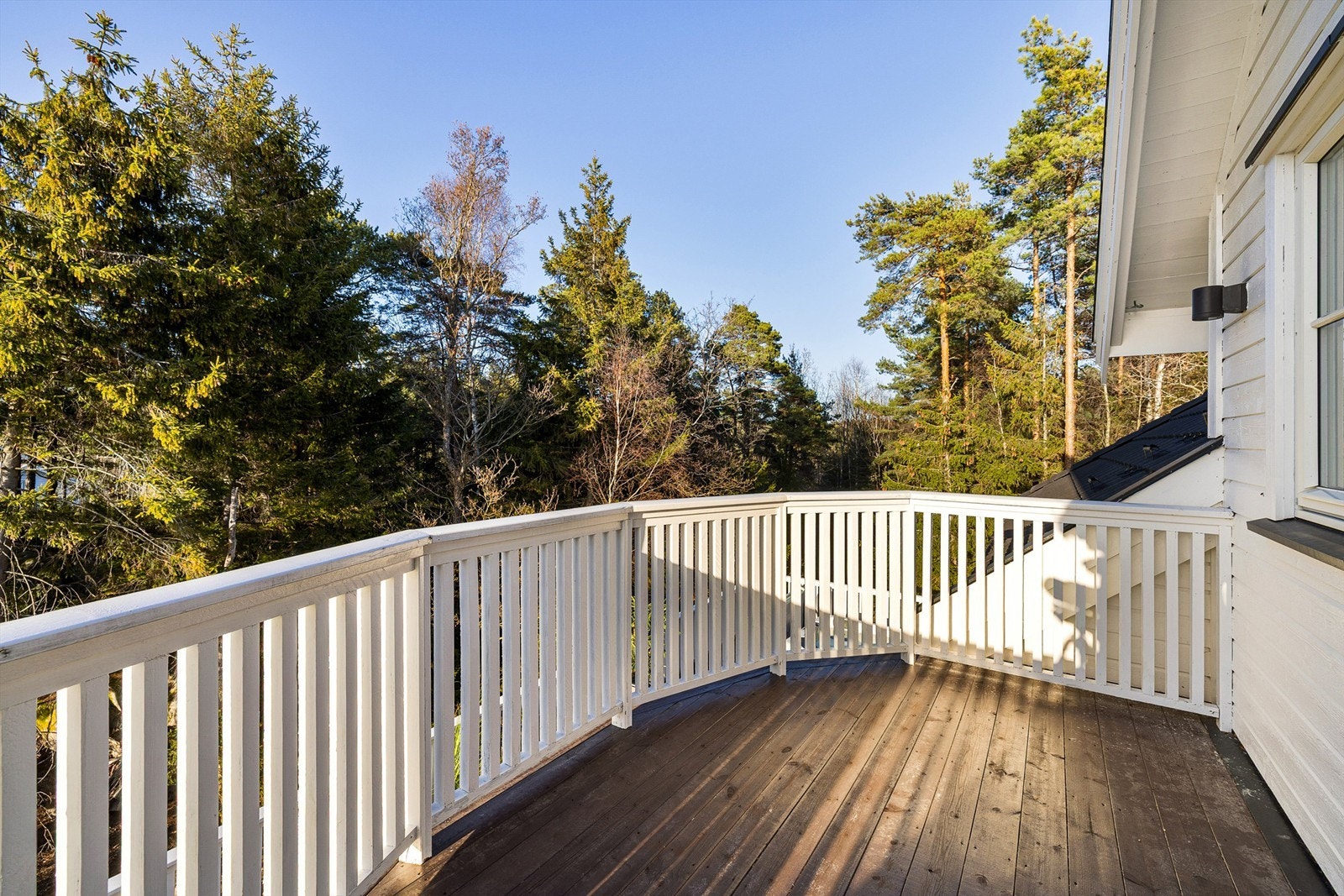 Nordvendt altan er tilknyttet stuen, balkong finnes i tillegg på sydsiden. Galleribilde