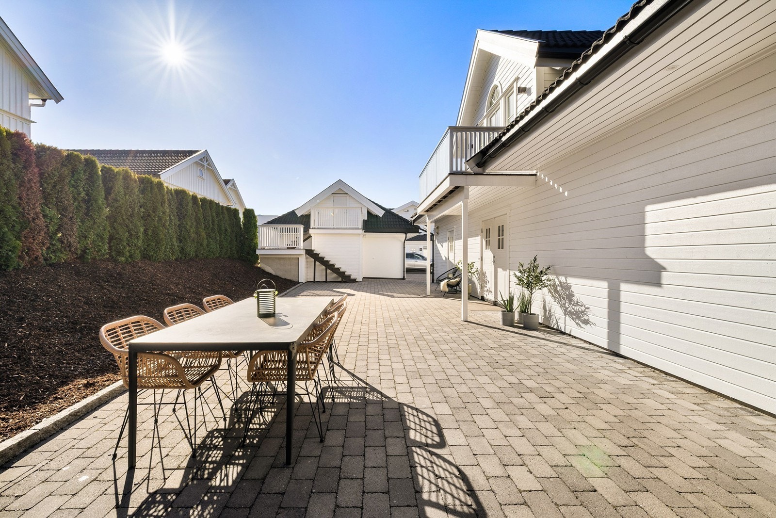 Solforholdene er meget gode - uteplasser rundt alle sider gir anledning til å følge solens gang gjennom hele dagen. Galleribilde