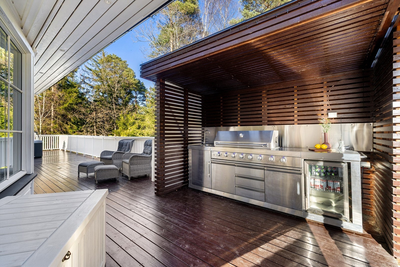 For grillmesteren i huset er terrassens påkostede utekjøkken en uvurderlig kvalitet. Galleribilde