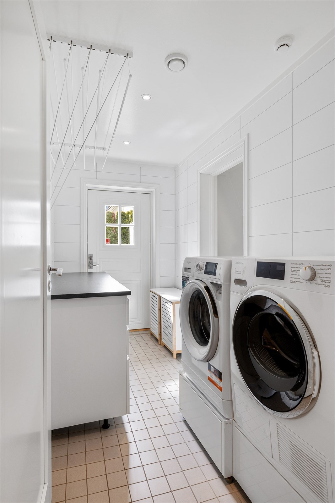 Gjennom vaskerommets ytterdør kan skitne uteklær enkelt tas inn til vask. Galleribilde