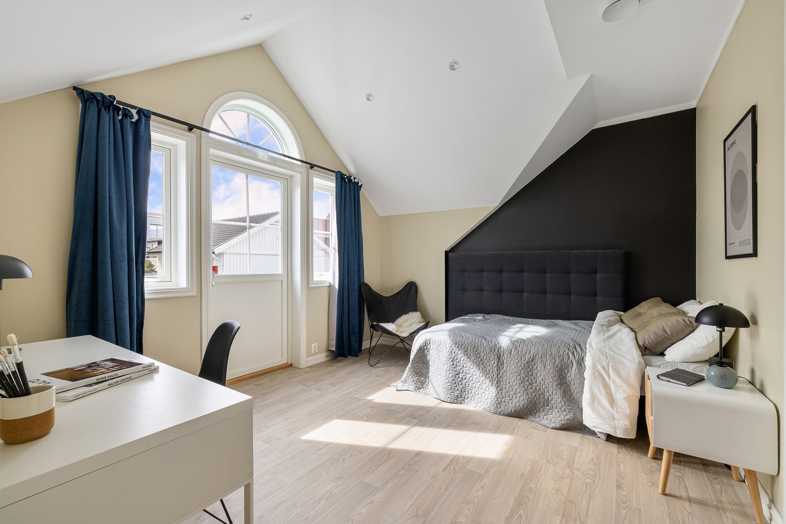 Soverom på ca. 12 kvm. - med balkong henvendt mot øst. Galleribilde