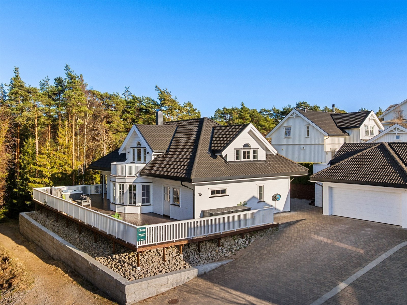 Her får du en flott klassisk moderne enebolig fra 2016 med dobbelgarasje. Galleribilde