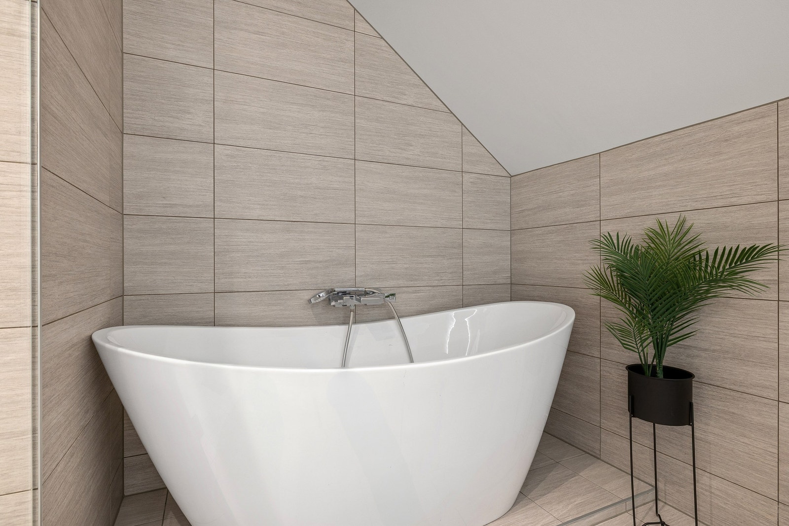 Badet i andre byr på mulighet for både en kvikk dusj og et lengre, avslappende bad. Galleribilde