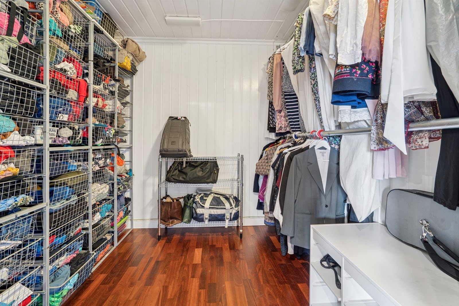 Kledsrom i 1. etasje. Galleribilde