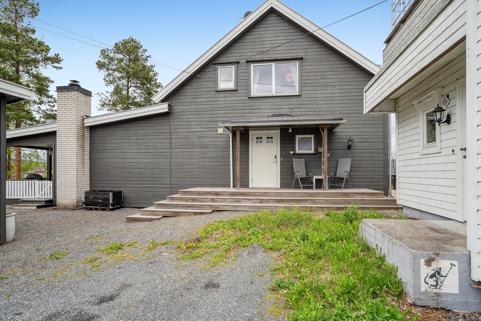 Eneboligen er beliggende innerst i blindvei i et rolig og barnevennlig område. Galleribilde