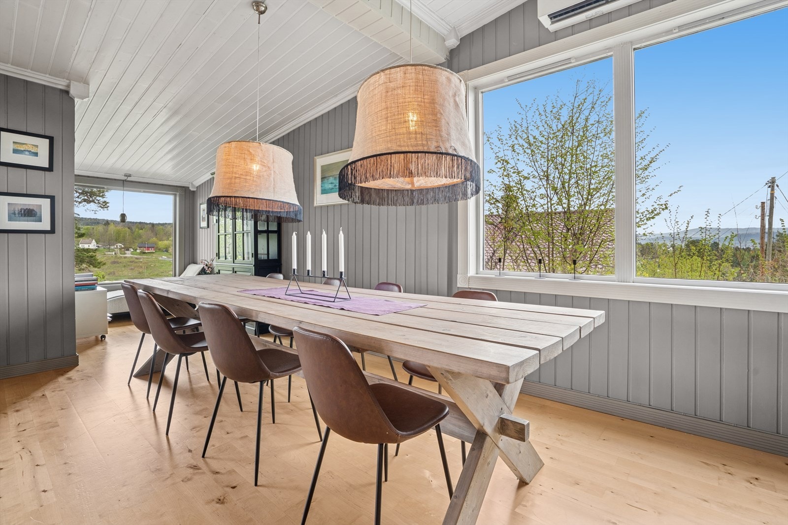 Ved spisestuen er det god plass til å samle folk! Galleribilde